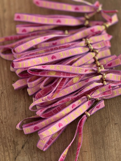 Leicht, bunt & handgemacht - das perfekte Festival Armband für Dein Sommeroutfit