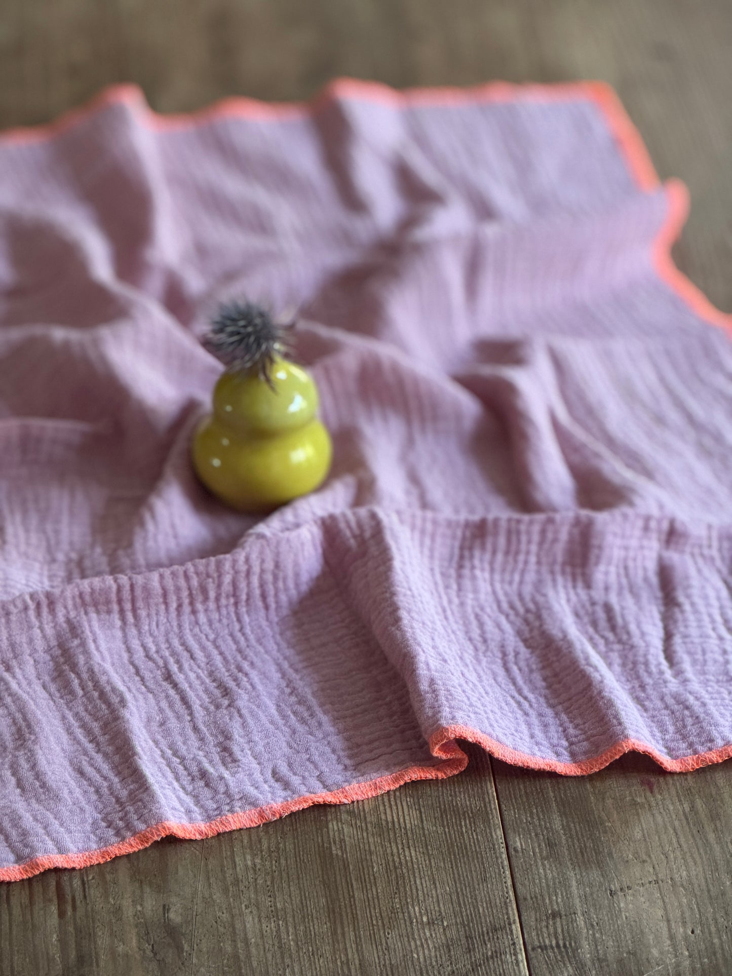 Kleines Tischtuch. Große Wirkung. Neon inklusive.