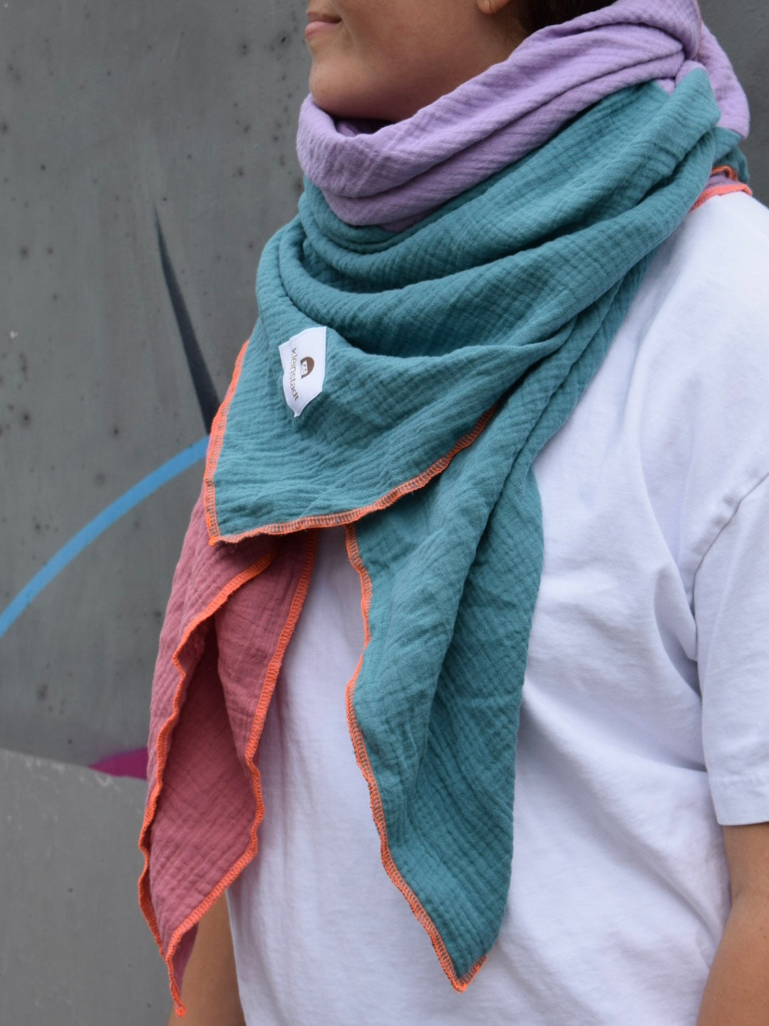 Musselinschal Meergrün Flieder Mauve mit neonoranger Kontrastnaht, Detailansicht 