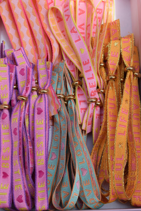 Leicht, bunt & handgemacht - das perfekte Festival Armband für Dein Sommeroutfit