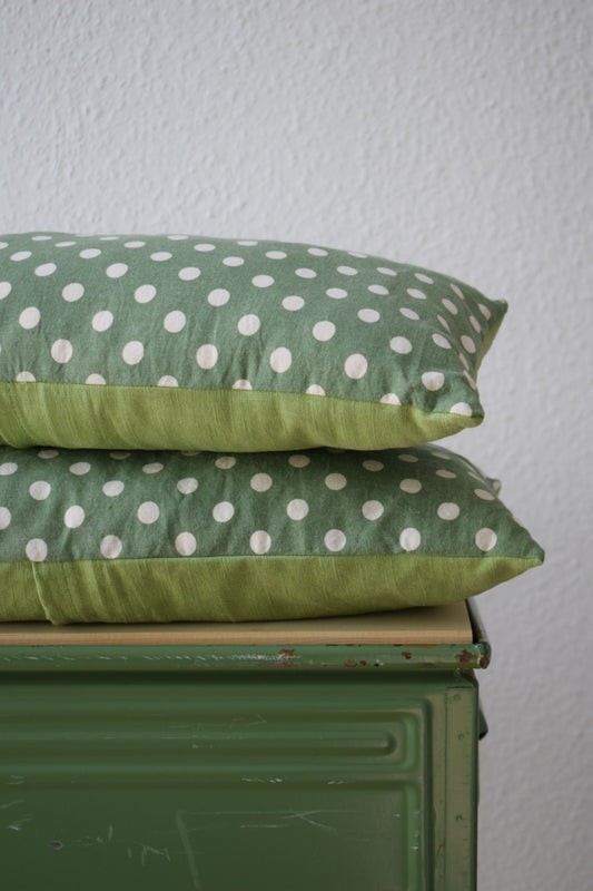 Snuggle TO GO Kissen | 20×40 cm mit Pünktchen & Leinen | Handmade Travel Pillow